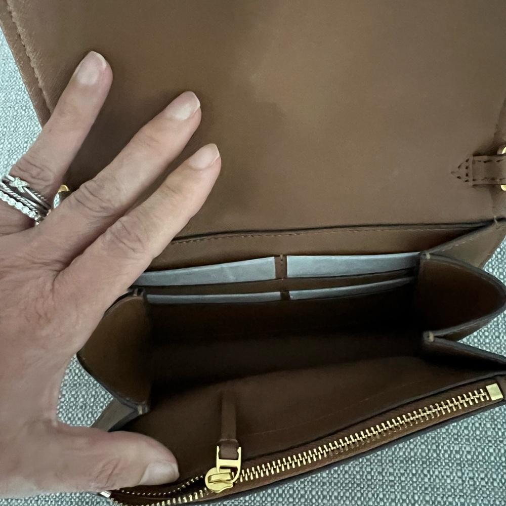 New Tory Burch ๐ crossbody/ wallet - Picture 3 of 4